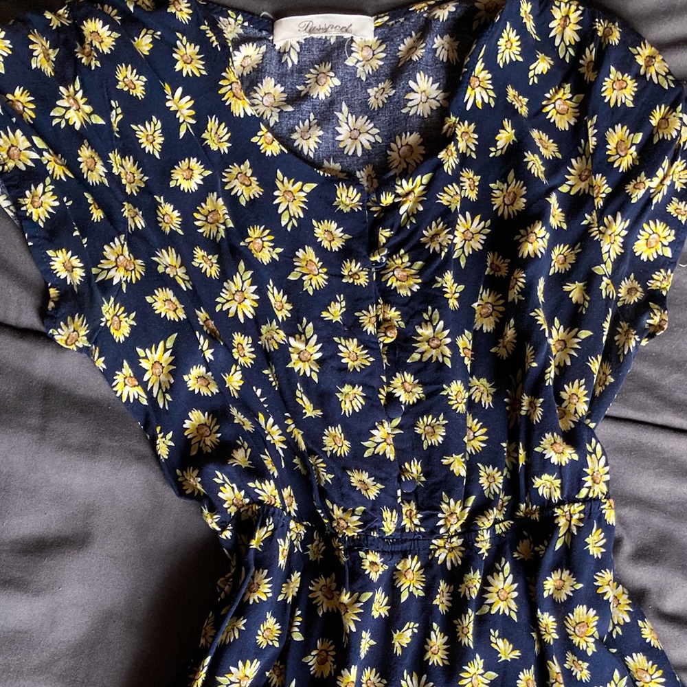 Selling navy daisy flower dress just past the knee size medium fits small